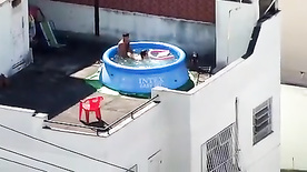 Flagra na piscina casal dando um trepada no primeiro andar