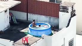 Flagra na piscina casal dando um trepada no primeiro andar