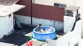 Flagra na piscina casal dando um trepada no primeiro andar