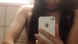 Ninfeta asiática masturbando xotinha e filmando com Iphone