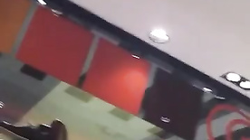 Flagra sem calcinha patricinha fazendo compras no shopping