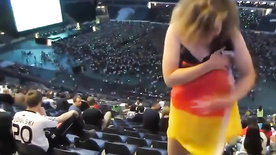 Alemã torcedora abre bandeira ficando nua no estadio