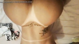 Sexo com tatuada abrindo sua bunda pra facilitar