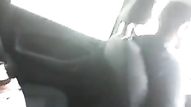 Motorista Uber nem percebe passageira mostrando xota no carro