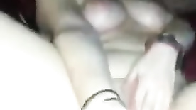 Novinha batendo punheta e se masturbando ao mesmo tempo