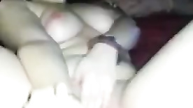 Novinha batendo punheta e se masturbando ao mesmo tempo