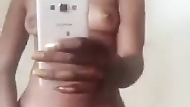 Video mulata nua mostrando seu xoxota pelo espelho