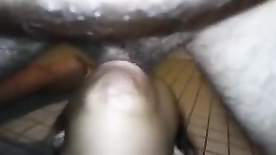 Video gulosa no chão chupando rola do cara