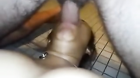 Video gulosa no chão chupando rola do cara