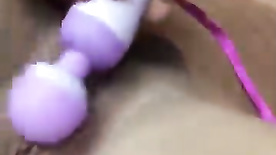 Bucetuda loira usando brinquedos na vagina