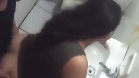 Casal flagra dentro do banheiro video amador xxx