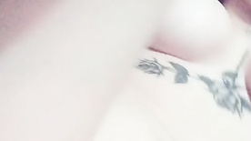 Pelada branquinha tatuada mostrando corpo top