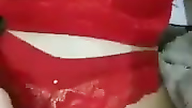 Lingerie vermelha deixa peituda de xota rosada mais sexy
