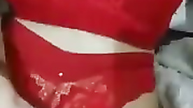 Lingerie vermelha deixa peituda de xota rosada mais sexy