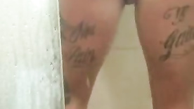 Tatuada no banho lavando sua xereca gostosa