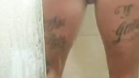 Tatuada no banho lavando sua xereca gostosa