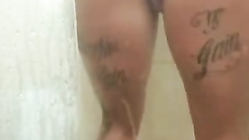 Tatuada no banho lavando sua xereca gostosa