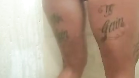 Tatuada no banho lavando sua xereca gostosa