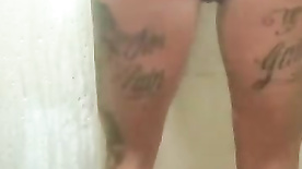 Tatuada no banho lavando sua xereca gostosa