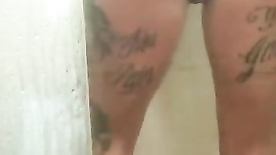 Tatuada no banho lavando sua xereca gostosa