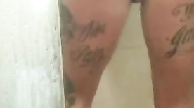 Tatuada no banho lavando sua xereca gostosa