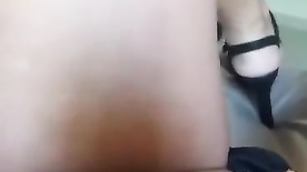 Mostrando vagina bronzeada pelada na cama