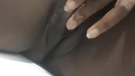 Negra gostosa tocando siririca sozinha em casa