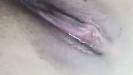 Angelical novinha mostrando sua vulva apertadinha