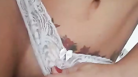 Tatuada brasileira mostrando sua vulva depilada