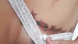 Tatuada brasileira mostrando sua vulva depilada