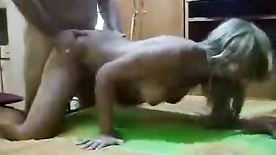 Videos de sexo com coroas loiras dando de quatro no quarto