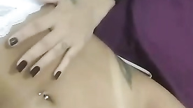 Novinhas top moreninha exibindo xotinha com piercing