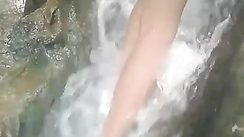 Amadora pelada tomando banho de cachoeira