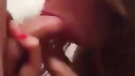 Latina no boquete brincando com caralho na boca