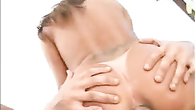 Saborosa putiane bronzeada fazendo anal e vaginal