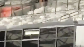 Casal fazendo sexo no estádio de futebol