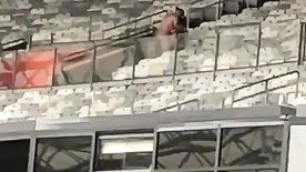 Casal fazendo sexo no estádio de futebol