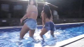 Duas Gostosas Dancando Playlist de Funk na Piscina