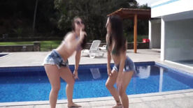 Duas Gostosas Dancando Playlist de Funk na Piscina