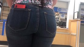 Nice Latina bunda in tight jeans