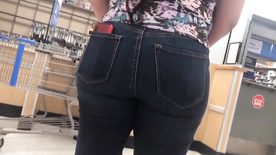 Nice Latina bunda in tight jeans