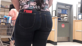 Nice Latina bunda in tight jeans