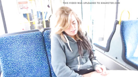 Teenie von ons-treffen. de fingert sich in Bahn zum Orgasmus