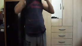 Menino sacudinho mostrando a bunda no quarto