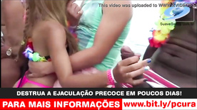 Loira abraçando cifrudo e tocando o negão na lancha [REAL]