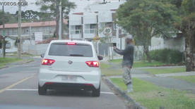 As Irmãs Ninfetas Mais Exibidas da Internet, Little Girl e Crystal Fairy Grapirocam um Vídeo Ansoltando de Carro Pedindo Informações Pros Pedestres Com os Peitos de Fora Nas Ruas de Curitiba – PR