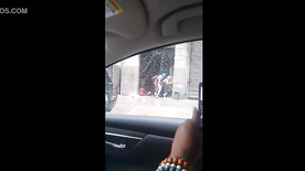 Casal trepando no meio da rua em Porto Alegre aumentarpinto.com