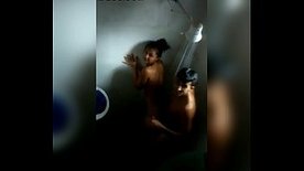 Funcionaria fuliberou com o colega no banheiro da colegio Officer fucked his friend in