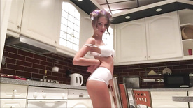 Dona de casa gostosa se masturba na cozinha