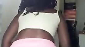 Negra safada rebolando seu rabo gostoso